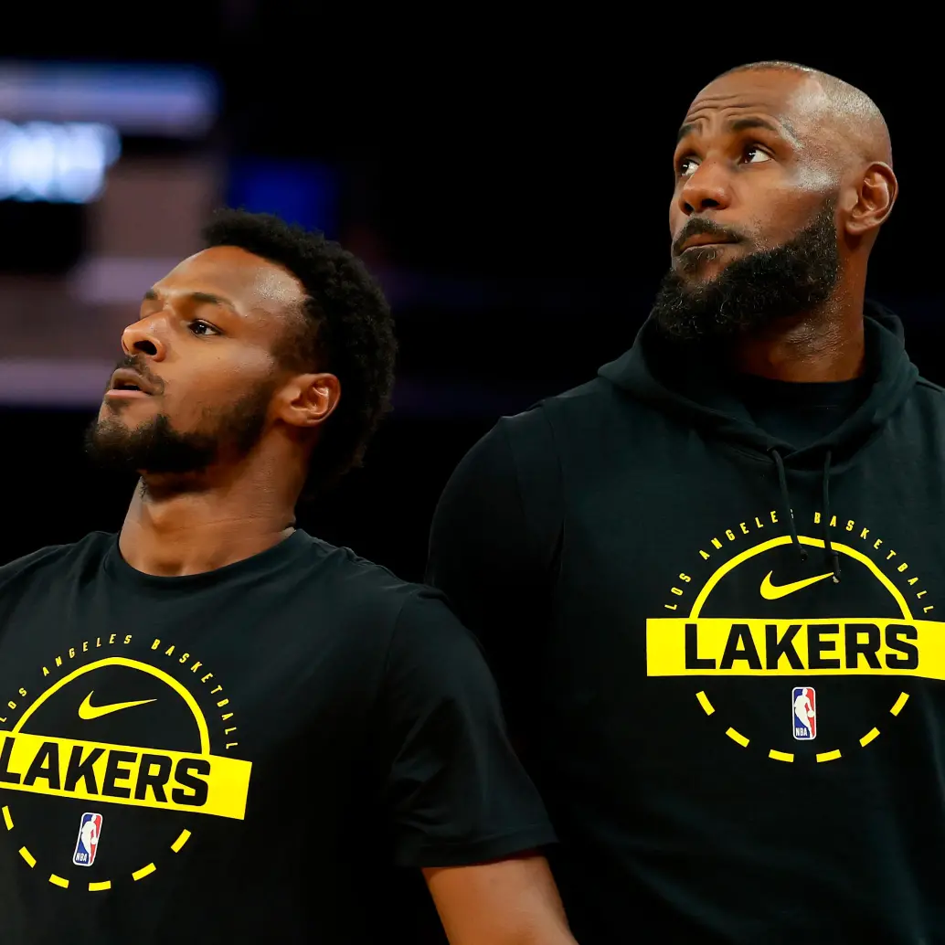 LeBron James y su hijo Bronny viven sus primeros playoffs juntos. Ahora deben enfrentar al campeón actual, Oklahoma City Thunder en semifinales de conferencia. La serie empieza este 4 de mayo. FOTO GETTY