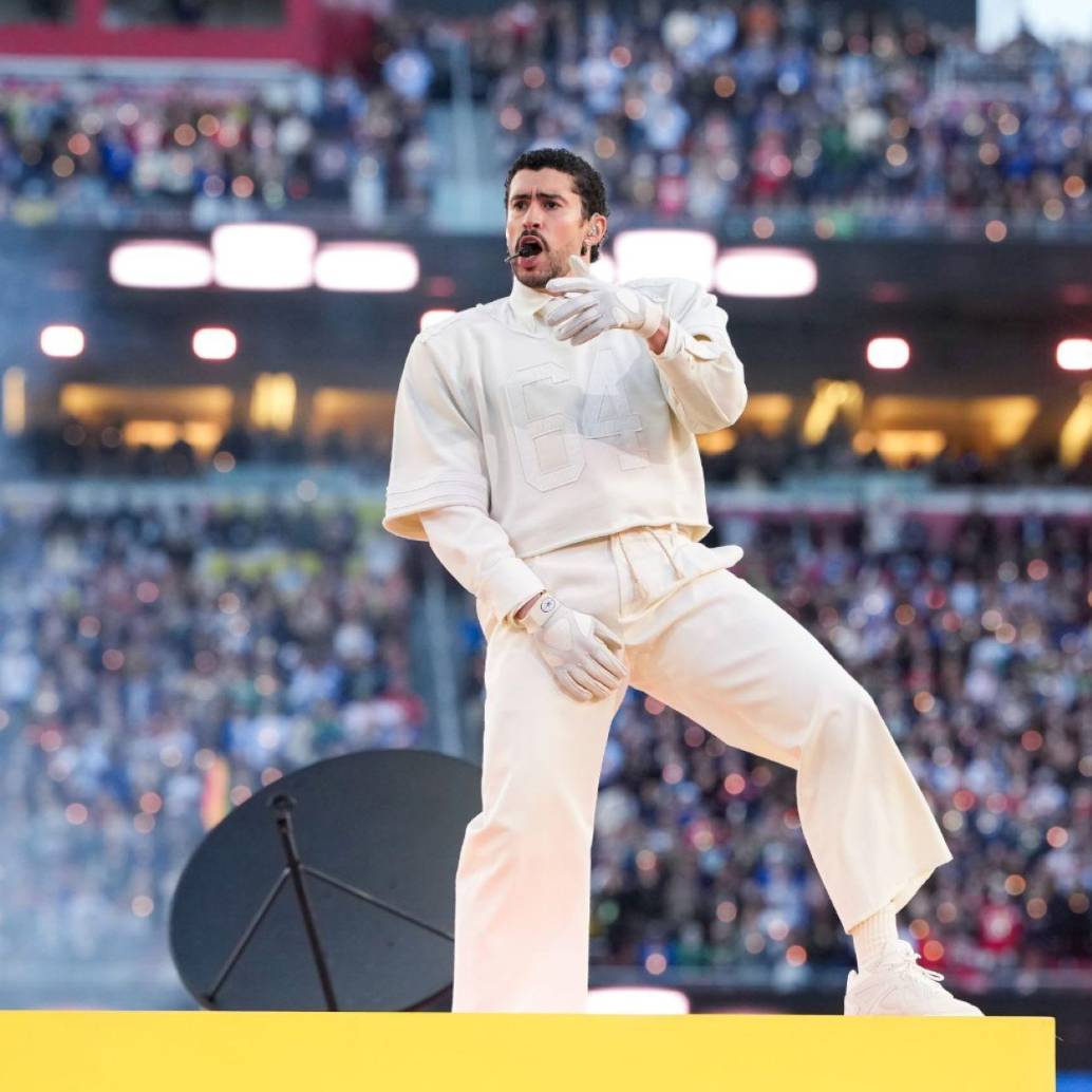 Bad Bunny agradeció a su equipo luego de los 13 minutos de show que ofreció en el Levi´s Stadium de Santa Clara, California. Foto: Getty Images