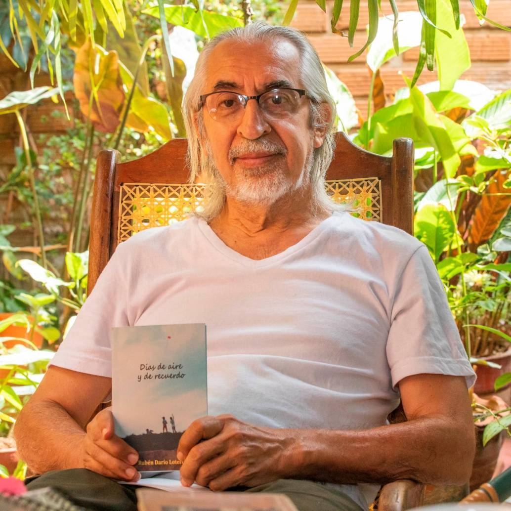 ‘Días de aire y de recuerdo’ es el cuarto libro del poeta Ruben Darío Lotero, quien es reconocido desde los años 80 por haber hecho parte de la revista Acuarimántima Foto Esneyder Gutiérrez.