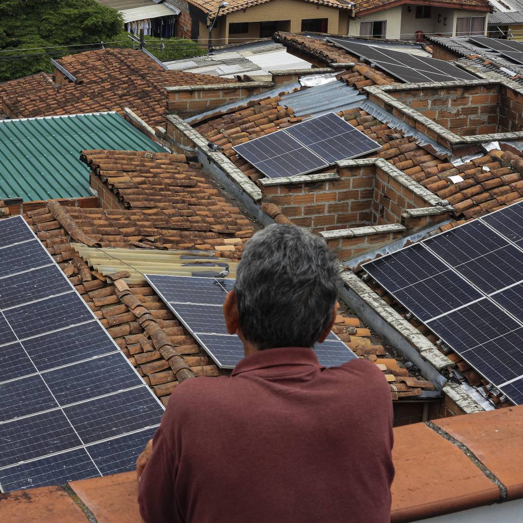 Según las estimaciones oficiales, las familias podrían registrar ahorros entre 20% y 40% en sus facturas de energía, dependiendo de factores como la radiación solar y el tipo de instalación. Foto: Manuel Saldarriaga
