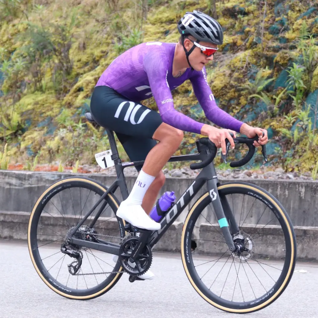 El corredor Rodrigo Contreras es el vigente campeón de la Vuelta a Colombia. En 2024 conquistó el título tras una cronoescalada en el Alto de Palmas de Medellín. FOTO: CORTESÍA FEDECICLISMO