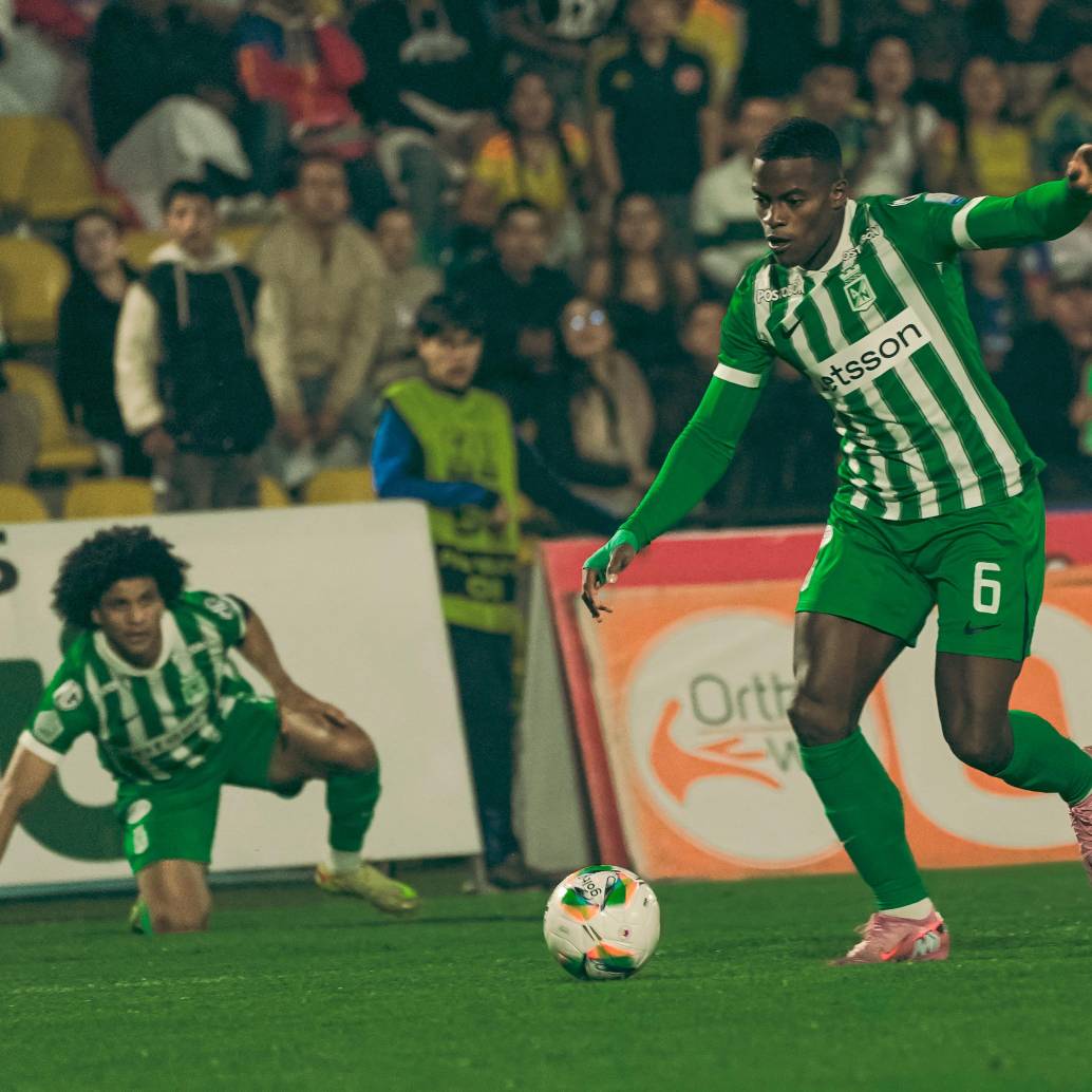 En la imagen aparecen Andrés Román y Eduard Bello durante el juego ante Pasto. FOTO ATLÉTICO NACIONAL