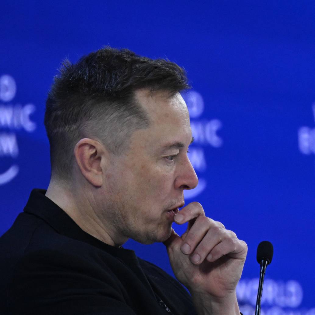 Musk admite que la firma “no se construyó bien la primera vez” y anuncia una campaña de contratación para refundarla. FOTO AFP