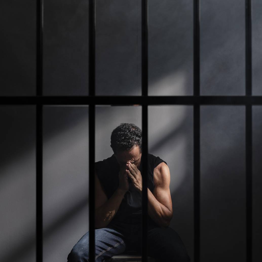 El Tribunal de Juicio Oral en lo Penal de Castro, Chile, dictó cadena perpetua simple contra el ciudadano colombiano, Cristian Iván Godoy Ruiz, por el delito de violación y feminicidio. Imagen, Freepik. 