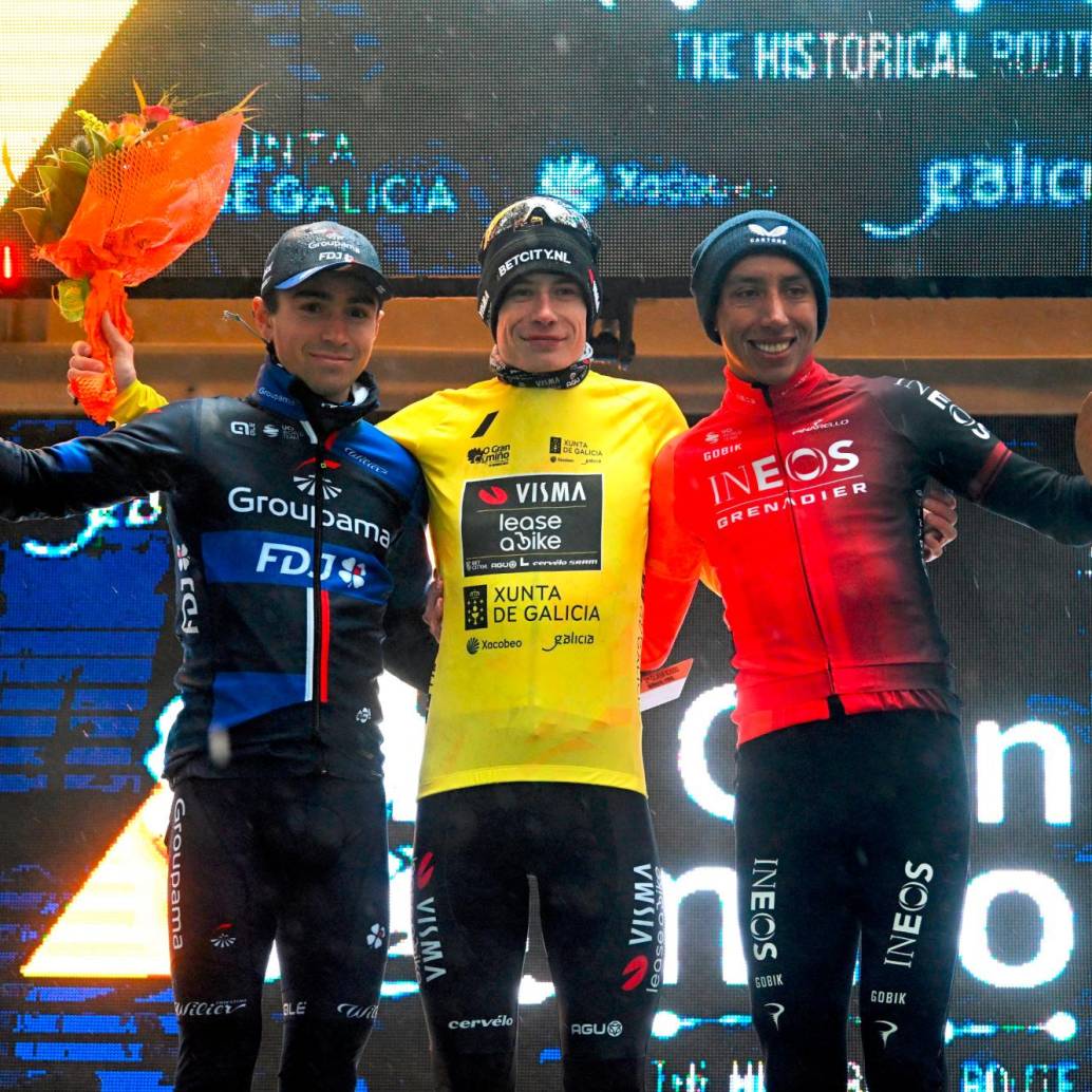 Egan Bernal (derecha), junto a Vingegaard (centro) y Lenny Martinez. El colombiano vuelve a sonreír en el ciclismo de Europa. FOTO X-INEOS