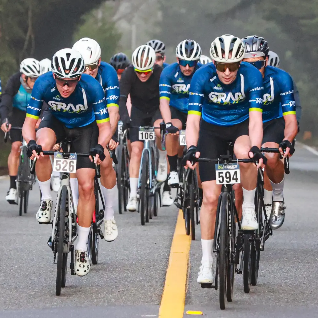 Los ciclistas del Clásico El Colombiano recorren las carreteras del Oriente de Antioquia durante el Clásico. Foto: Manuel Saldarriaga.