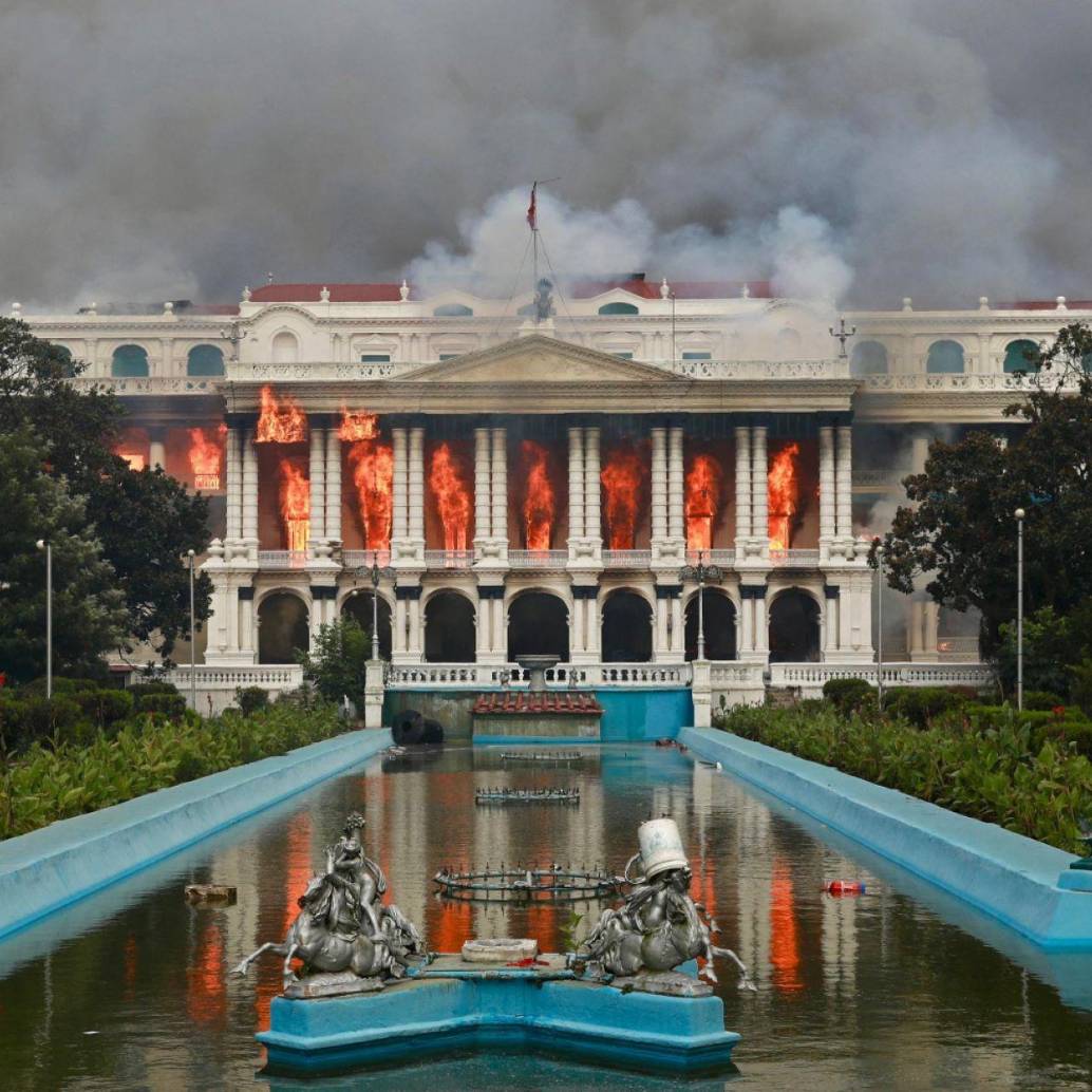 El parlamento fue incendiado a causa de las protestas de jóvenes nepaleses. Foto: Getty Images