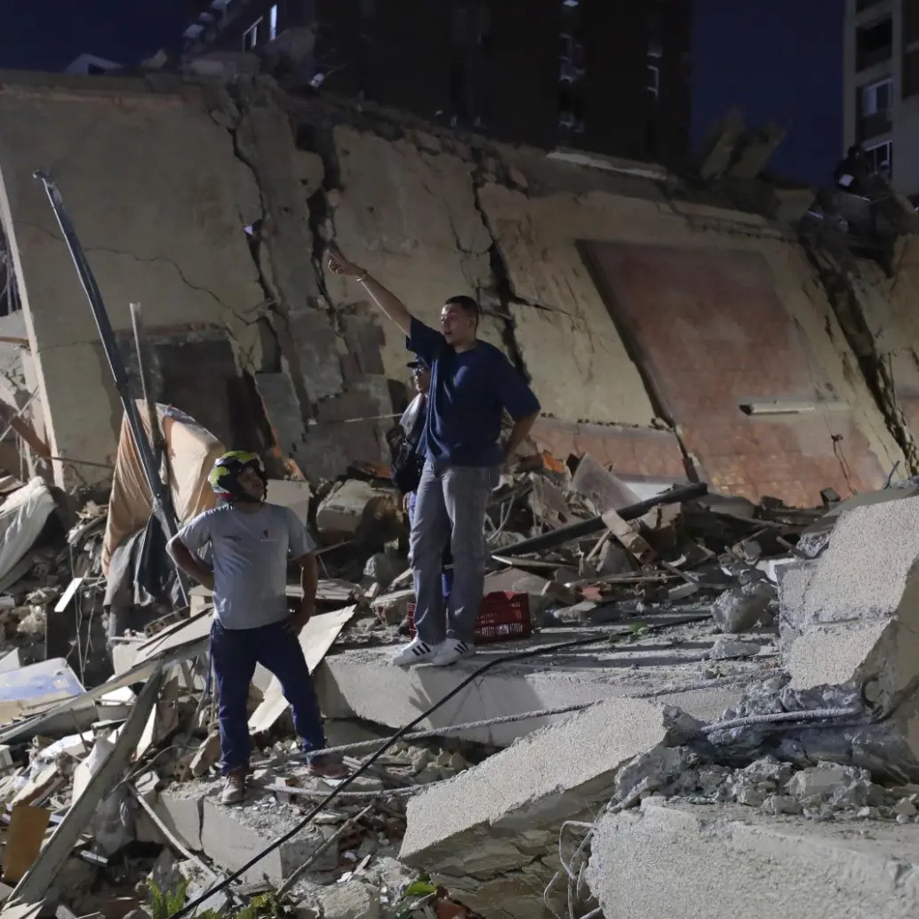 Equipos de rescate continúan las labores en las zonas afectadas por los terremotos en Venezuela, mientras organizaciones como World Vision hacen un llamado urgente a la solidaridad internacional para apoyar a las familias damnificadas. FOTO: Cortesía World Vision.