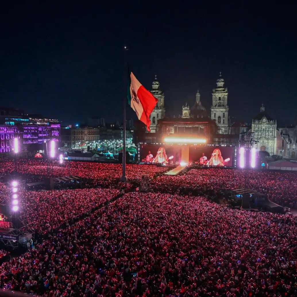 Así lució el Zócalo de México este domingo con el concierto multitudinario de Shakira. FOTO Getty