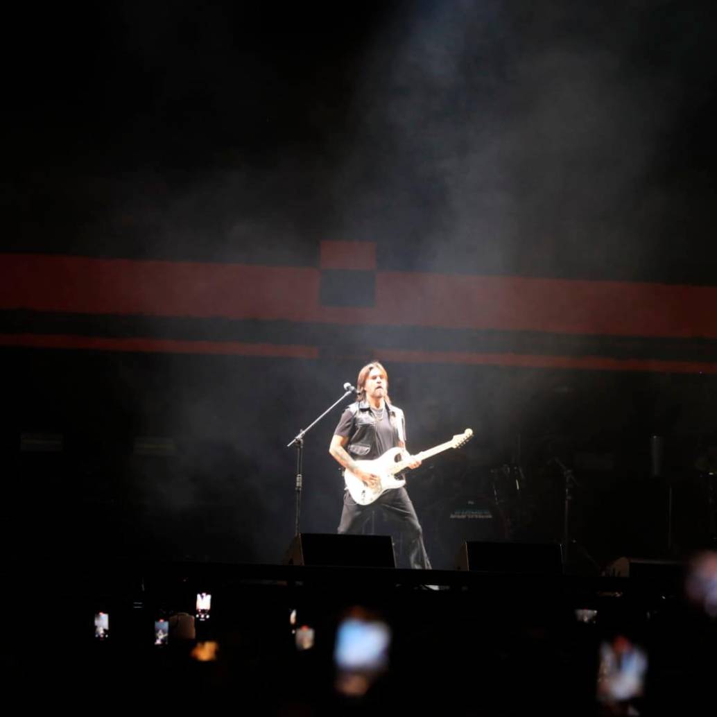 Juanes agradeció a Medellín por un cumpleaños muy feliz, frente a miles de asistentes. FOTO: ESNEYDER GUTIERREZ