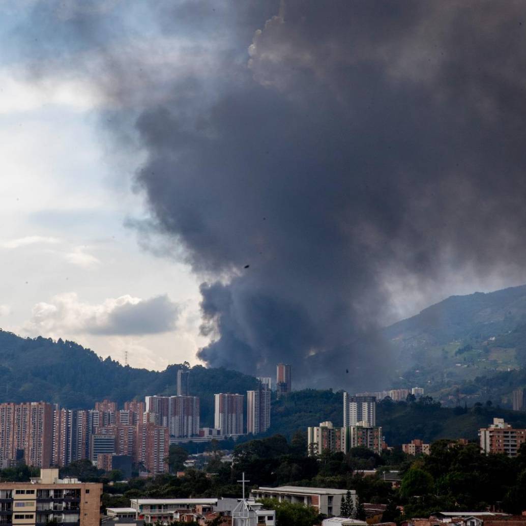El incendio se ha extendido por toda la zona industrial de La Estrella. FOTO: EL COLOMBIANO