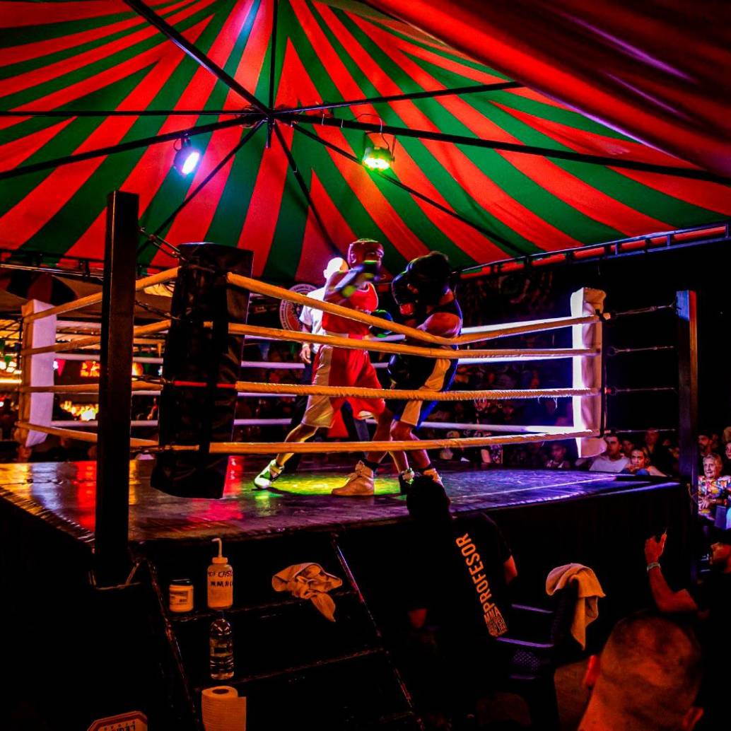 La última velada de boxeo organizada por MMA Colombia tuvo lugar en Tacos el Tigre, el pasado sábado 17 de marzo, con 11 peleas programadas, 10 masculinas y una femenina. Fotos Carlos Velásquez. 