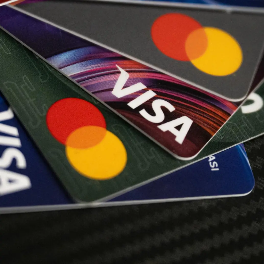 Cancelar una tarjeta no solo implica dejar de usarla: también es un paso clave para ordenar sus finanzas personales y evitar endeudamientos innecesarios. FOTO: Colprensa.