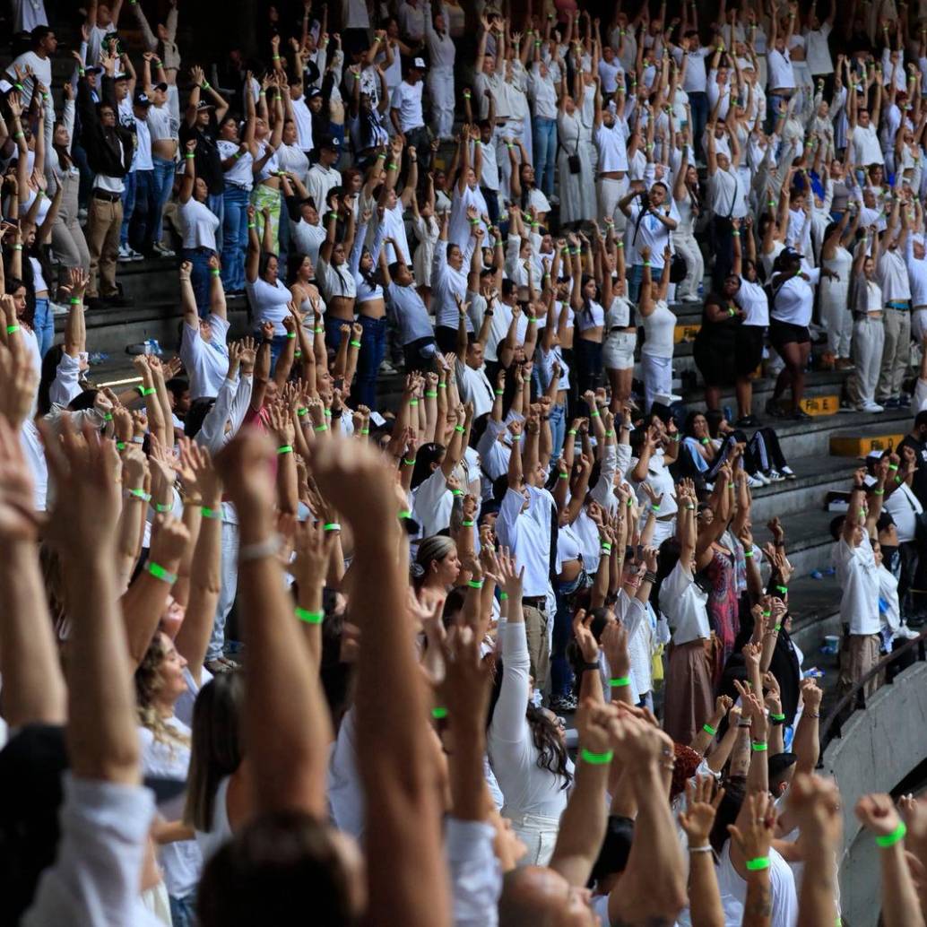 Vestidas de blanco, las personas estuvieron durante varias horas en la Macarena. FOTO Camilo Suárez.