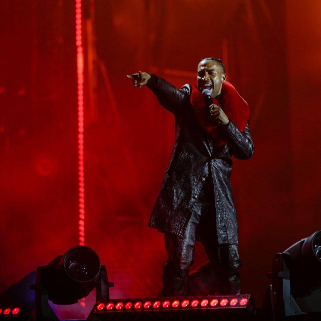 Don Omar detuvo su concierto en Cancún para que los de seguridad sacaran a una mujer que estaba, al parecer, arrojando vasos. FOTO: Getty