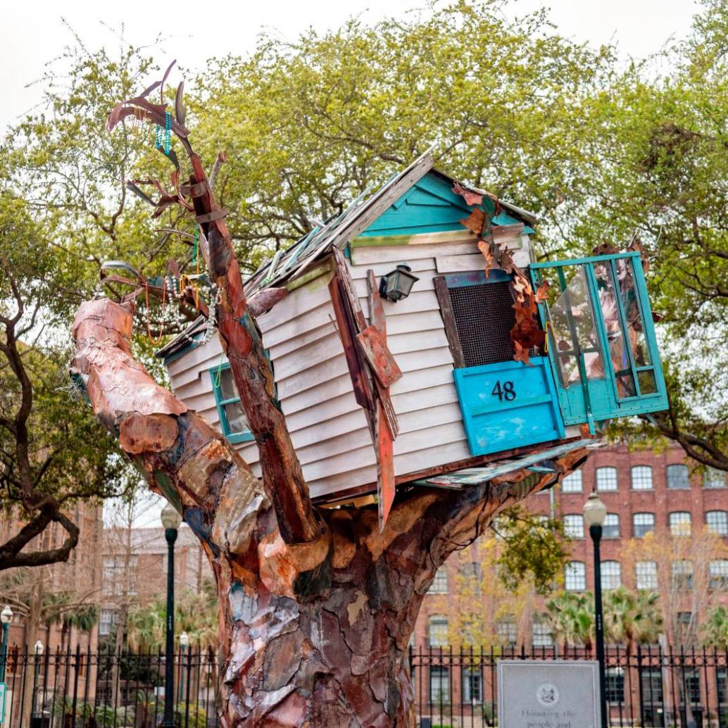 Obra de la artista Sally Heller en memoria del huracán Katrina, frente al centro de convenciones de Nueva Orleans, Luisiana. FOTO GEetty