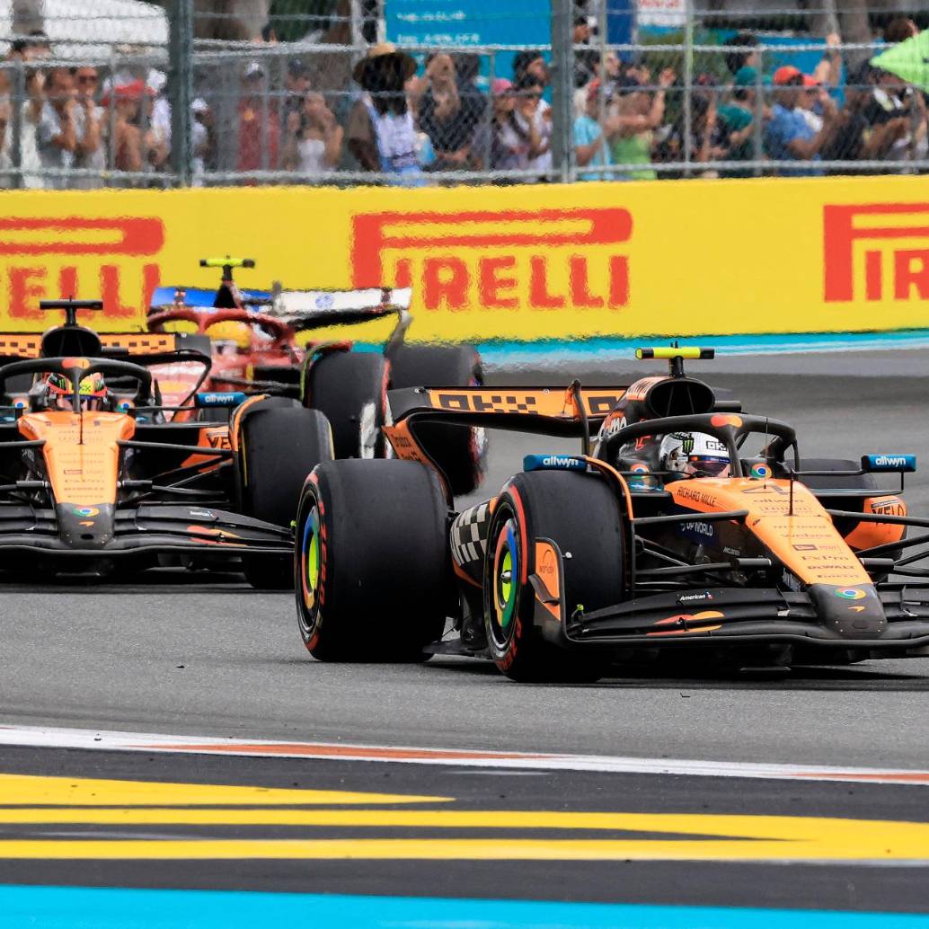 Lando Norris fue escoltado en el esprint por Oscar Piastri y Lewis Hamilton. FOTO: AFP