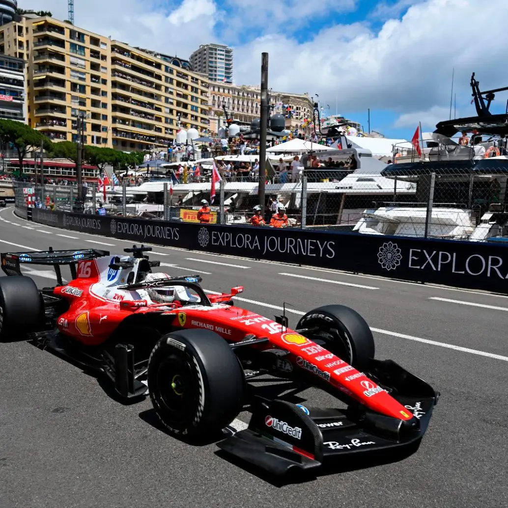 Charles Leclerc corriendo en el circuito de Las Vegas para la escudería italiana Ferrari. FOTO: <b>GETTY</b>