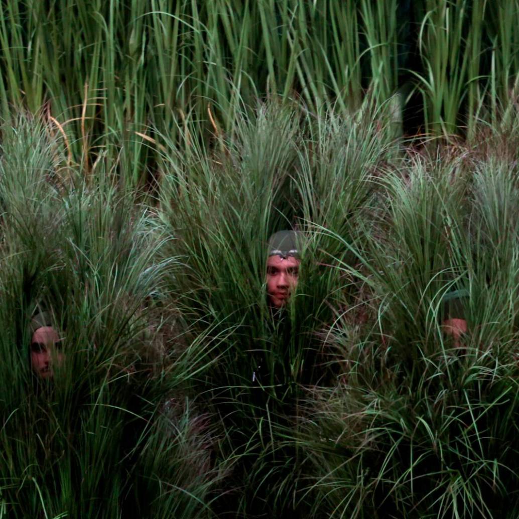 Asi lucían los “arbustos humanos” que participaron como extras en este espectáculo. FOTO Getty