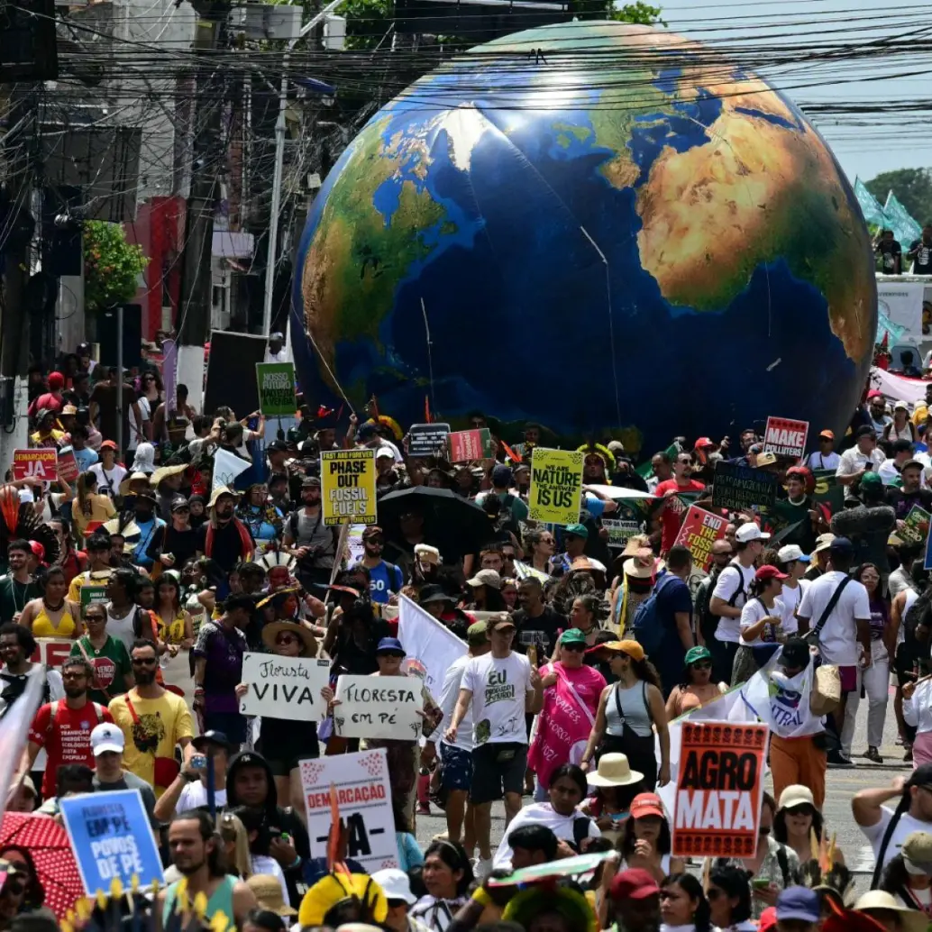 Miles de manifestantes salieron a las calles exigiendo un acuerdo que proteja a la selva del Amazonas además de promover la terminación del uso de hidrocarburos. Foto: AFP