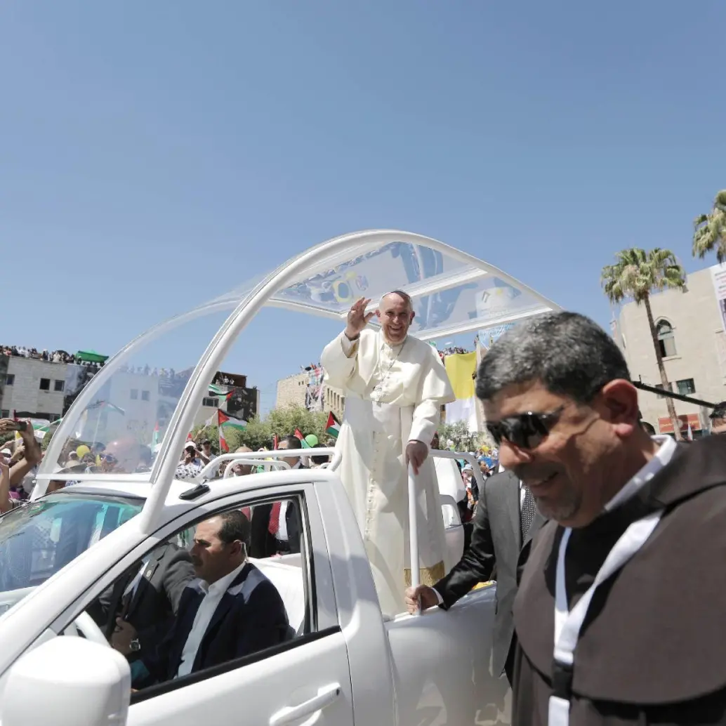 El papa Francisco saluda a la multitud desde su papamóvil a su llegada a la Plaza del Pesebre antes de oficiar una misa al aire libre frente a la Basílica de la Natividad en Belén, Cisjordania, el 25 de mayo de 2014. Foto: Getty Images.