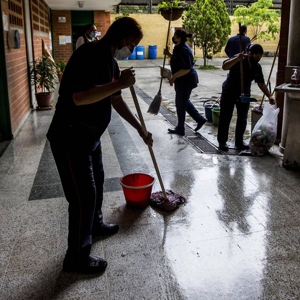 Imagen de referencia de personal de aseo realizando su invaluable labor en uno de los colegios del departamento. Foto: Julio César Herrera Echeverri.