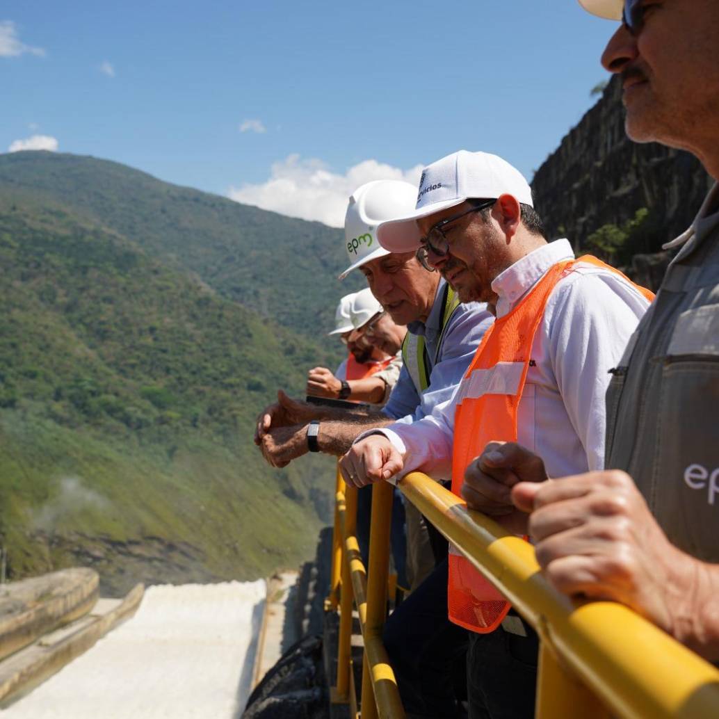 El superintendente Felipe Durán explicó que la entidad mantiene vigilancia estuvo en la zona acompañado de John Maya Salazar, gerente general de EPM, y otros funcionarios. FOTO: Cortesía Superintendencia de Servicios