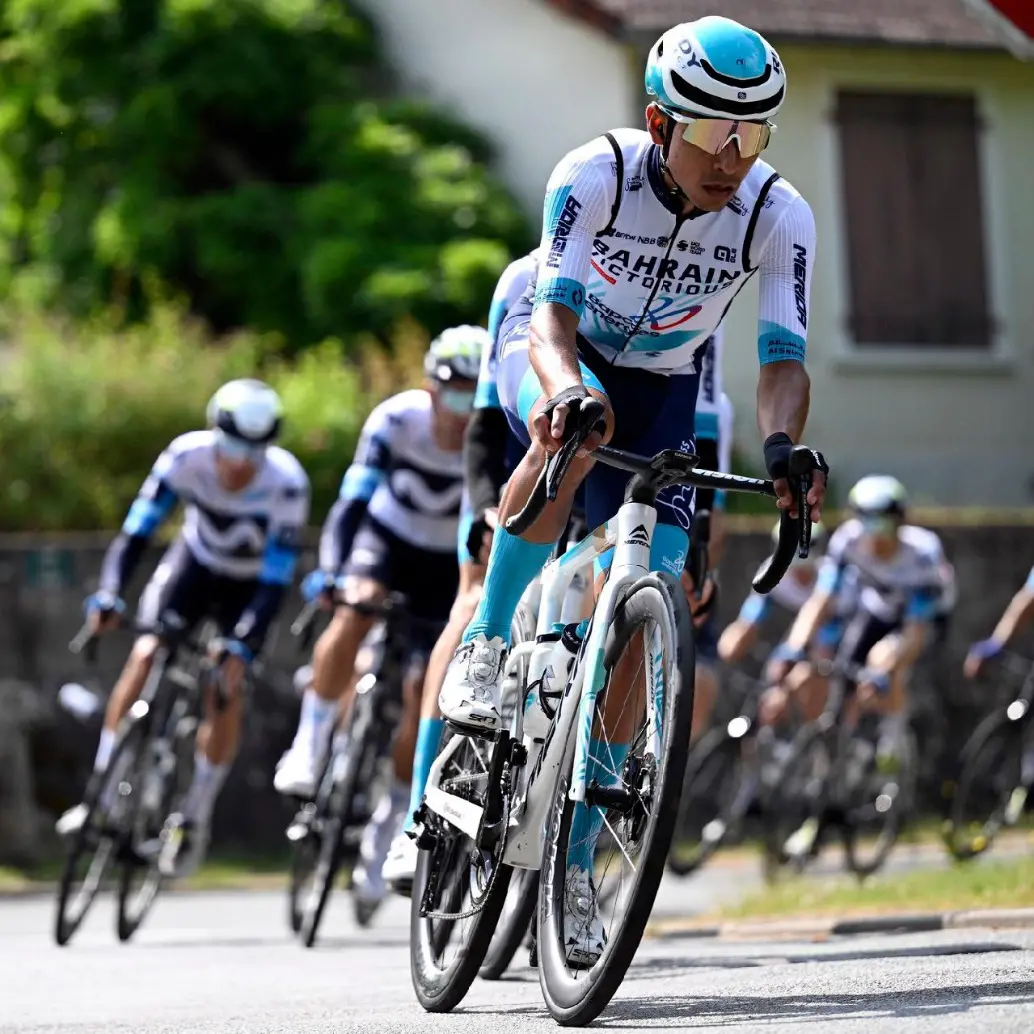 Santiago Buitrago, quien se retiró de la segunda etapa del Giro de Italia-2026, volverá a competir desde este 7 de junio durante el Tour Auvergne - Rhône-Alpes. FOTO X-BAHRAIN
