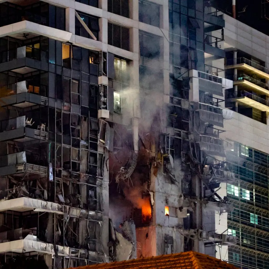 Los sistemas antiaéreos de Israel se activaron para tratar de interceptar los misiles disparados desde Irán, sin embargo algunos golpeados edificios residenciales. FOTO: AFP.