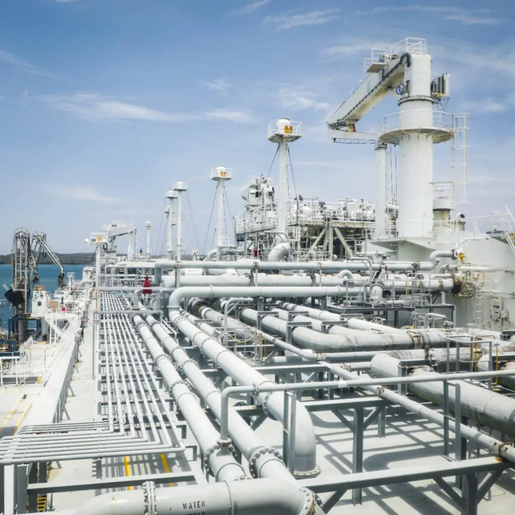 La SPEC LNG (Sociedad Portuaria El Cayao) es la única terminal de regasificación de Gas Natural Licuado (GNL) en Colombia. Ubicada en Cartagena, funciona como una infraestructura portuaria y de almacenamiento flotante vital para garantizar el abastecimiento, la seguridad y la confiabilidad energética del país. Foto: Cortesía MinEnergía