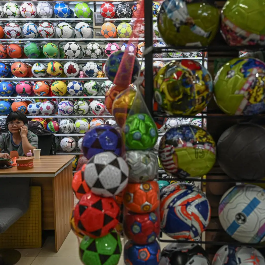 Los múltiples giros de la guerra comercial entre Pekín y Washington, especialmente la persistente incertidumbre sobre el monto de los aranceles, están haciendo dudar a los clientes de fábricas chinas. FOTO AFP