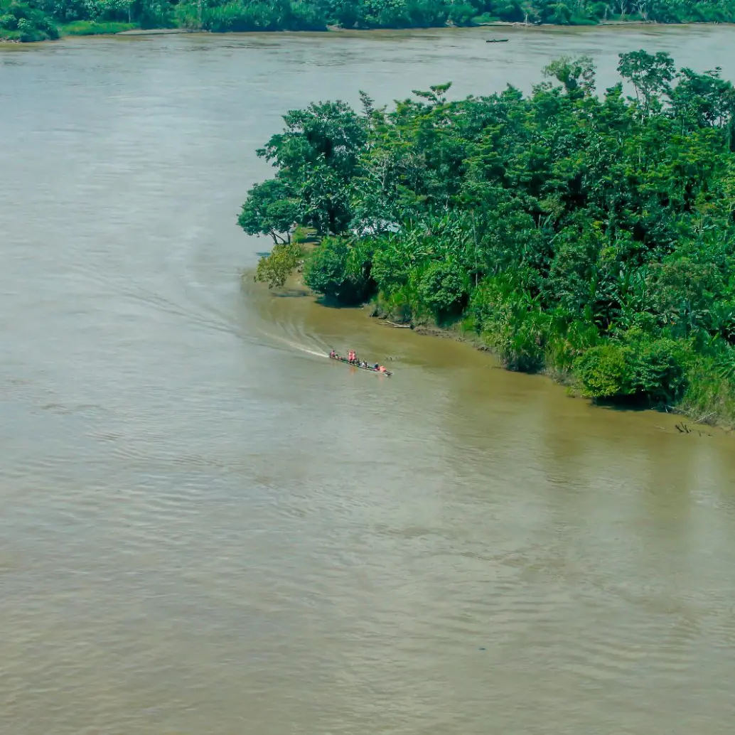 El río Atrato, declarado sujeto de derechos en 2016, es símbolo de vida y resistencia en el Chocó. FOTO Juan Antonio Sánchez