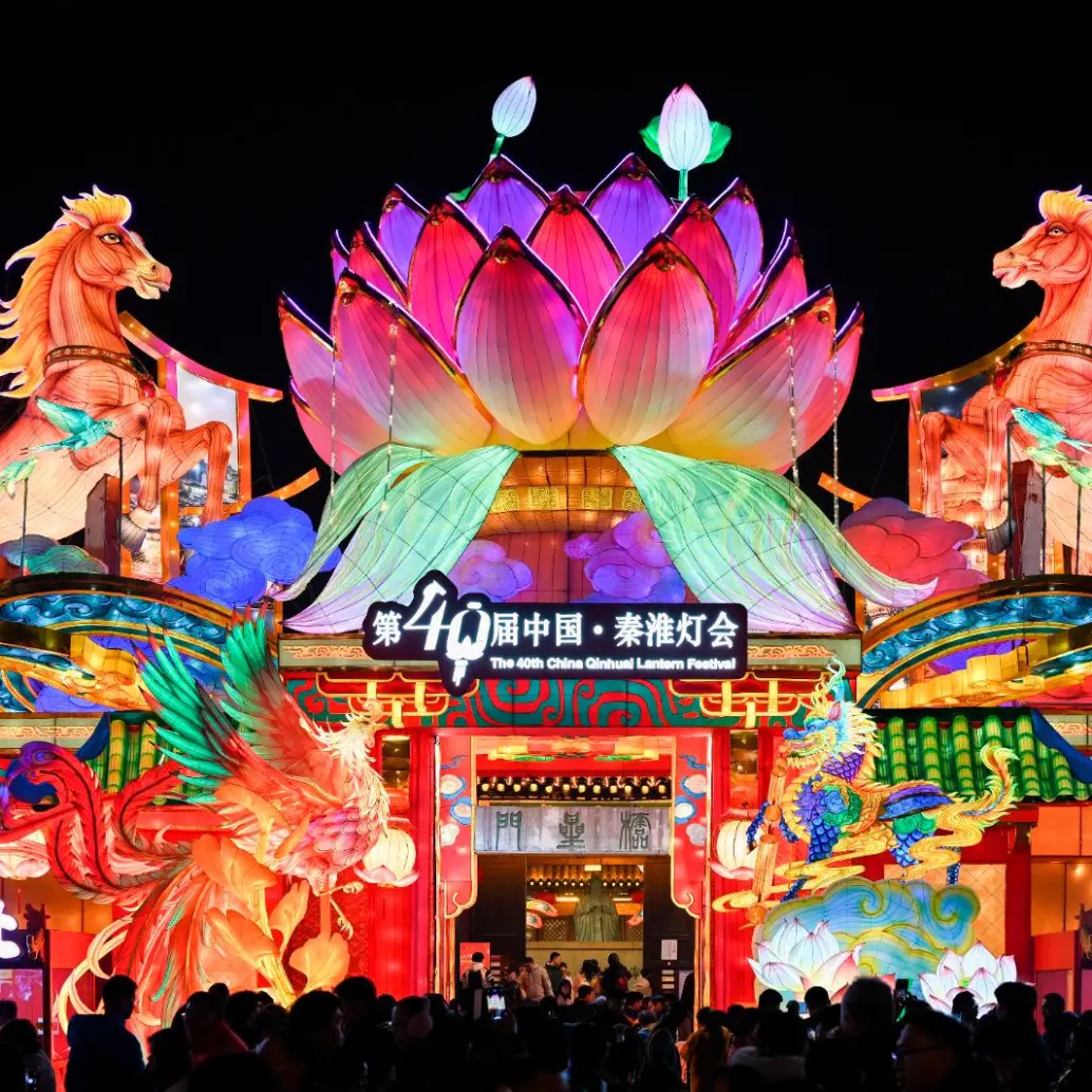 Así lucen las decoraciones alusivas al caballo de fuego en China. FOTO Getty