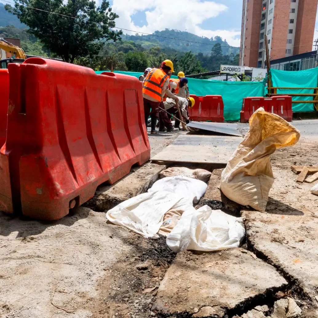 El nuevo hundimiento se manifestó en los últimos días alrededor de la estructura del puente. FOTO: CAMILO SUÁREZ