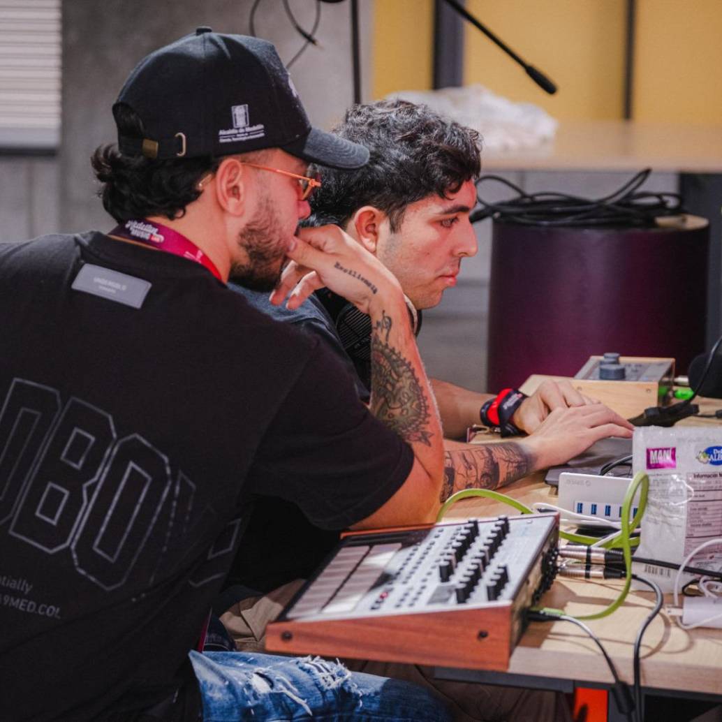 Uno de los estudios de Medellín Music Lab en la C4TA, donde jóvenes y productores trabajan en conjunto durante los campamentos musicales. FOTO cortesía Secretaría de la Juventud