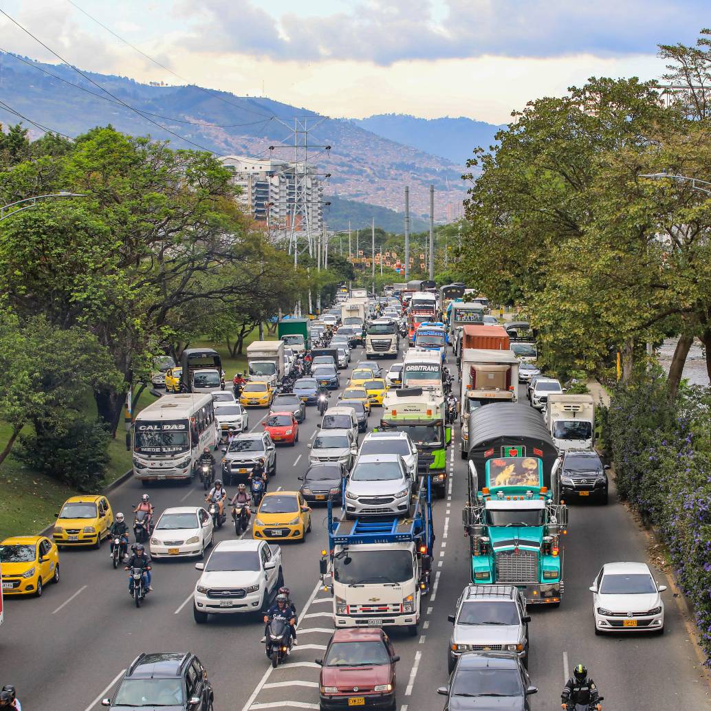 Una fila de vehículos se alarga hasta el horizonte en una de las vías principales de la ciudad. Foto: EL COLOMBIANO