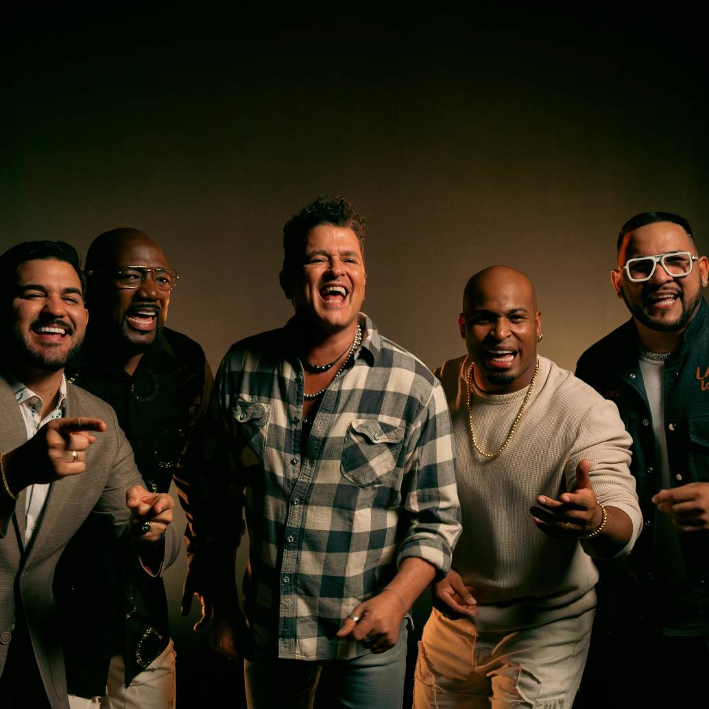 El disco La tierra del olvido 30 Años, incluye la canción 500, en la que Carlos Vives colabora con reconocidos artistas de Santa Marta como L’Omy, Li Saumet (Bomba Estéreo), Lalo Ebratt, Estereobeat, Yera, Laura Maré, entre otros. Foto Colprensa.