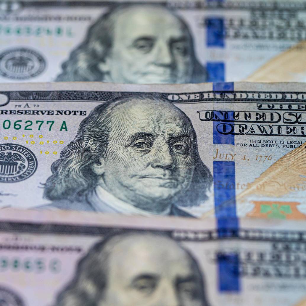 La divisa cerró en $3.513,27, lo que representa una caída de $53,84 frente a la TRM que para hoy se ubica en $3.567,11. FOTO EL COLOMBIANO