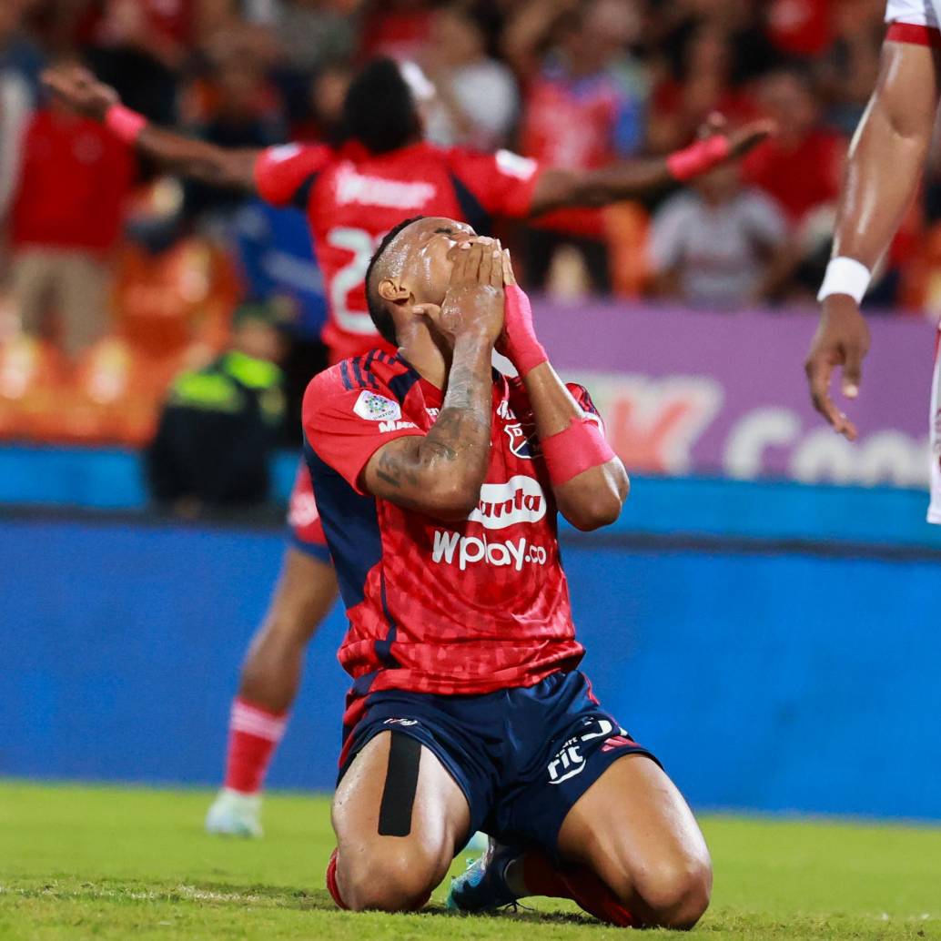 Un descuido o una mala lectura de la jugada permitieron que el América de Cali encontrara el gol del empate, silenciando el estadio y dejando a los hinchas del “Poderoso de la Montaña” con una sensación de incredulidad y frustración. Foto: Manuel Saldarriaga Quintero. 
