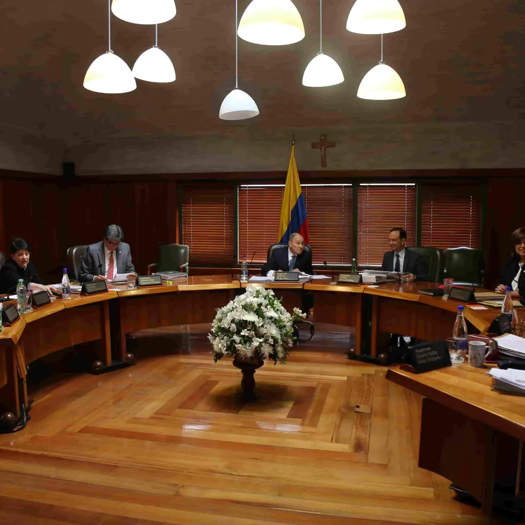 Magistrados de la Corte Constitucional discutiendo en la Sala Plena. FOTO: COLPRENSA.