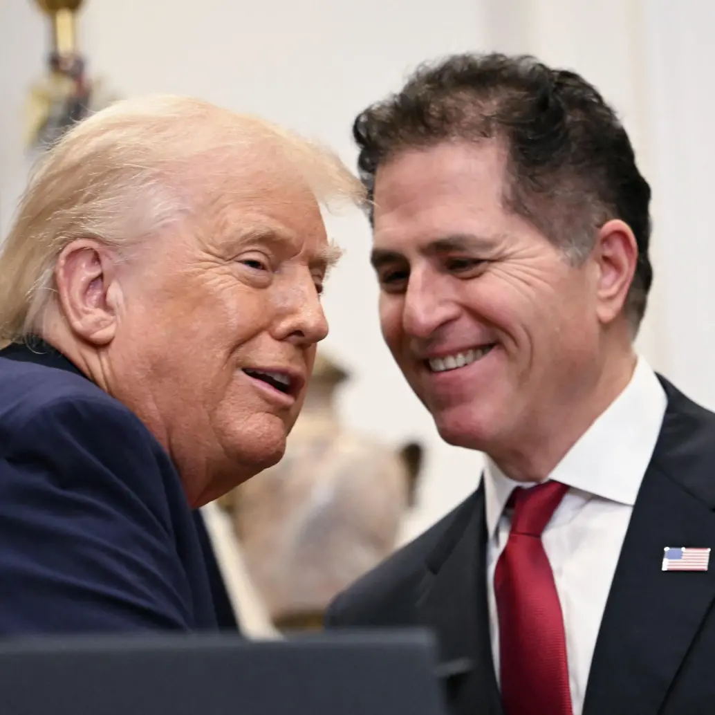 El presidente Trump anuncia junto a Michael y Susan Dell la donación de USD 6.250 millones para financiar 25 millones de cuentas de inversión infantiles. FOTO: AFP