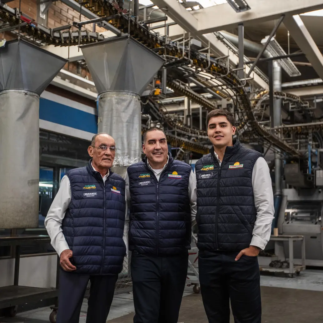 Antonio, Leonardo y Juan José pérez son parte de la familia que mantiene el legado de Tierragro. FOTO: Julio César Herrera