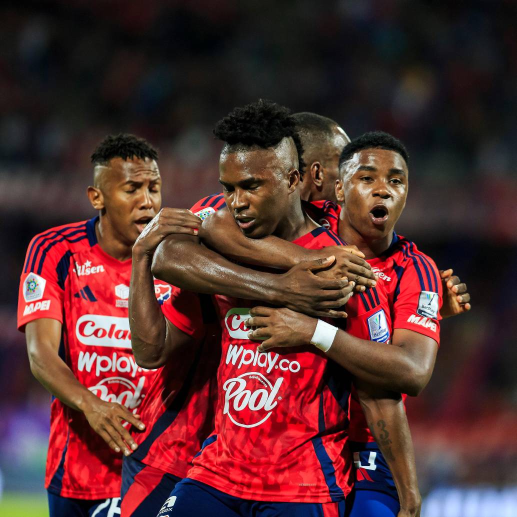 José Ortiz celebrando con sus compañeros tras el doblete frente al América. FOTO CAMILO SUÁREZ