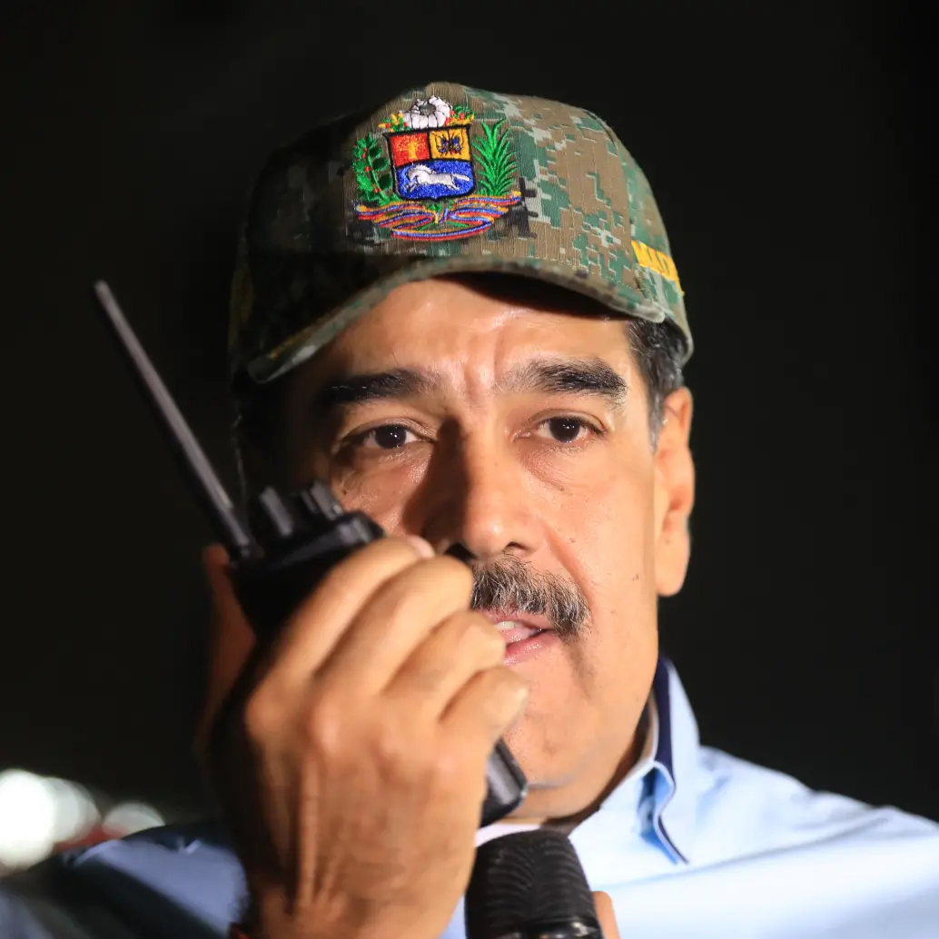 Imagen proveída por la Presidencia de Venezuela del presidente venezolano, Nicolás Maduro, hablando por radio de intercomunicación durante la activación del Plan Independencia, en Ciudad Caribia, en el estado La Guaira, Venezuela, el 11 de septiembre de 2025. FOTO: Xinhua