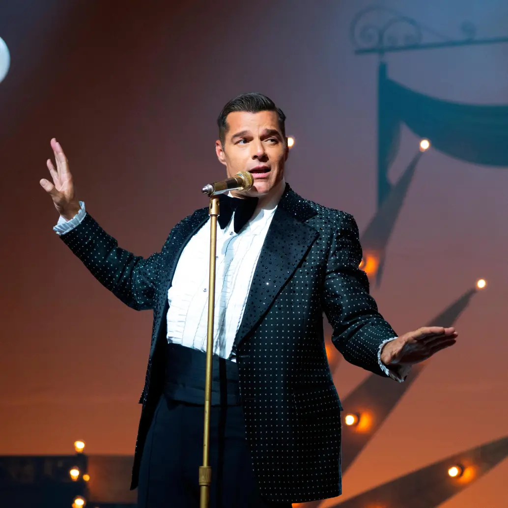 Ricky Martin en una de las escenas de Palm Royale, serie que se emite en Apple TV+ y que va por su segunda temporada. FOTO Cortesía Apple TV+