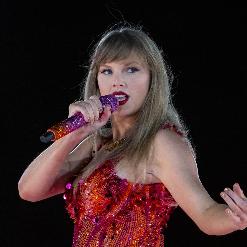 Taylor Swift durante un concierto de The Eras Tour en el Hard Rock stadium en Miami Gardens, Florida. FOTO: AFP