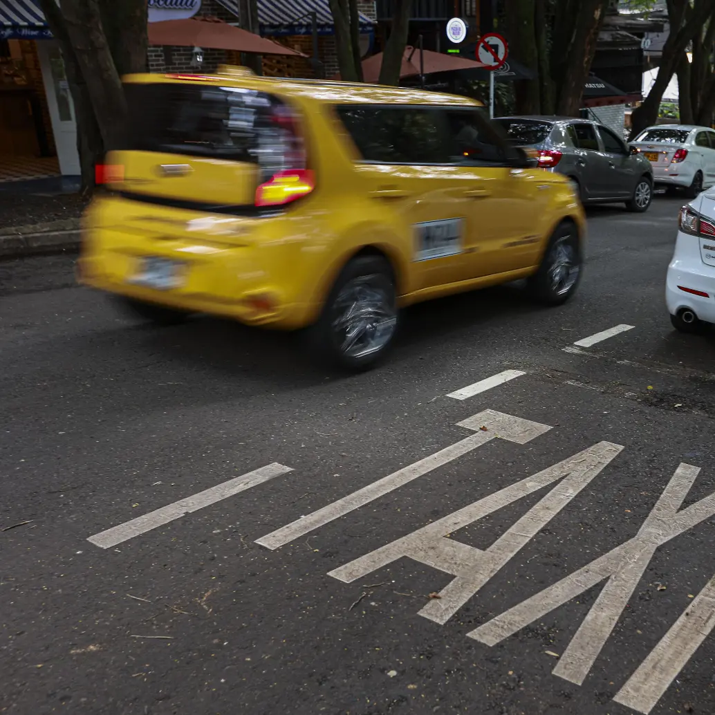 Las autoridades de movilidad informaron del pico y placa que regirá para los taxis en el segundo semestre de 2025. FOTO: Manuel Saldarriaga Quintero