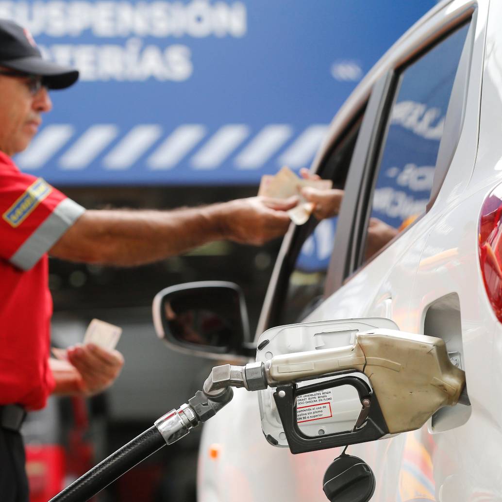 Hace una semana el ministro de Hacienda, Germán Ávila, anunció que los precios de la gasolina corriente caería $300 desde el primero de febrero. Foto: Esneyder Gutiérrez
