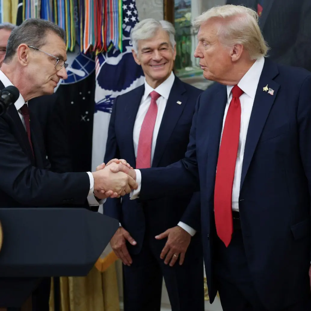 El director ejecutivo de Pfizer, Albert Bourla, cierra un pacto con Donald Trump para reducir los precios de los medicamentos. FOTO: Getty