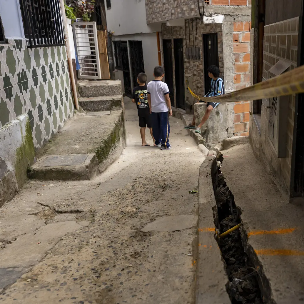 La grieta que atravesó uno de los callejones del barrio El porvenir, y que obligó a la evacuación masiva del sector. Foto: Andrés Camilo Suárez Echeverry